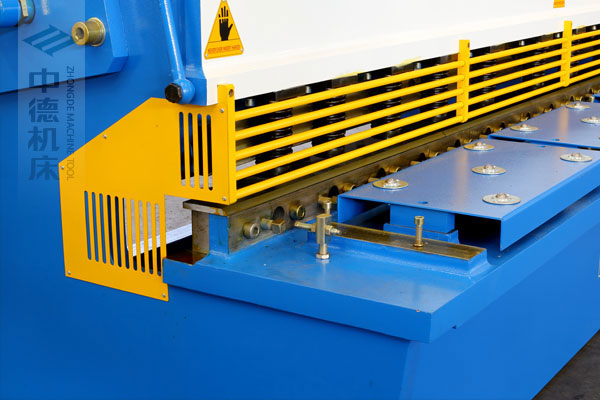 ZDSK-1632剪闆機采用滾珠前托料闆,不劃傷不鏽鋼闆材表面,并采用高品質壓料油缸,不滲油不會在闆材表面留有油污.jpg ZDSK-1632剪闆機采用滾珠前托料闆,不劃傷不鏽鋼闆材表面,并采用高品質壓料油缸,不滲油不會在闆材表面留有油污.jpg