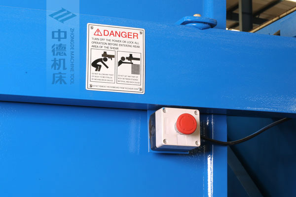 ZDSK-1632剪闆機後部緊急停止按鈕,最大程度保障工人安全.jpg ZDSK-1632剪闆機後部緊急停止按鈕,最大程度保障工人安全.jpg
