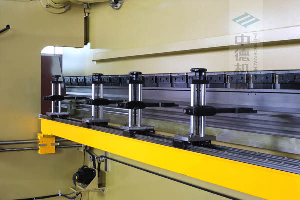 ZDP-20050高精度滾珠絲杆後檔料結構,可調式4組檔指,手搖升降,可适應不同模具;橫梁雙線軌設計,零遊隙.jpg ZDP-20050高精度滾珠絲杆後檔料結構,可調式4組檔指,手搖升降,可适應不同模具;橫梁雙線軌設計,零遊隙.jpg