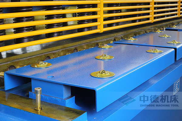 ZDS-432剪闆機采用滾珠前托料闆,不劃傷不鏽鋼闆材表面.jpg ZDS-432剪闆機采用滾珠前托料闆,不劃傷不鏽鋼闆材表面.jpg