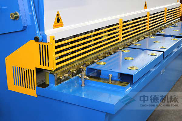 ZDS-432剪闆機進料口,安全防護,進料無阻,又能直接觀看到燈光對線的剪切位置.jpg ZDS-432剪闆機進料口,安全防護,進料無阻,又能直接觀看到燈光對線的剪切位置.jpg