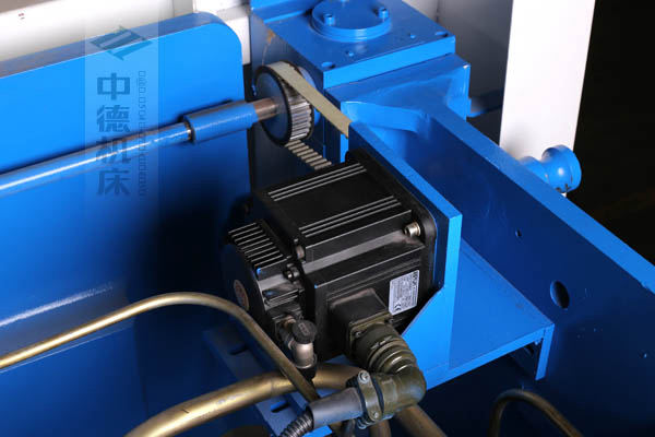 ZDPK-4015配有Y軸伺服定位功能,能精确有效提高Y軸精度,并使工作效率明顯提高.jpg ZDPK-4015配有Y軸伺服定位功能,能精确有效提高Y軸精度,并使工作效率明顯提高.jpg